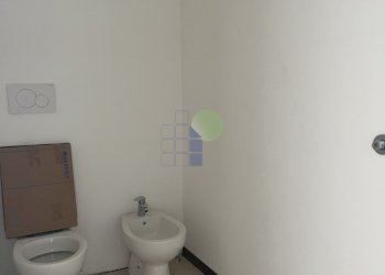 bagni - Locale Commerciale Via Pian di Rota, Livorno - foto 5