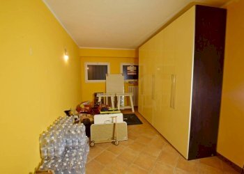 Stanza arredata - Quadrilocale via Giacomo Leopardi, Mondovì - foto 16