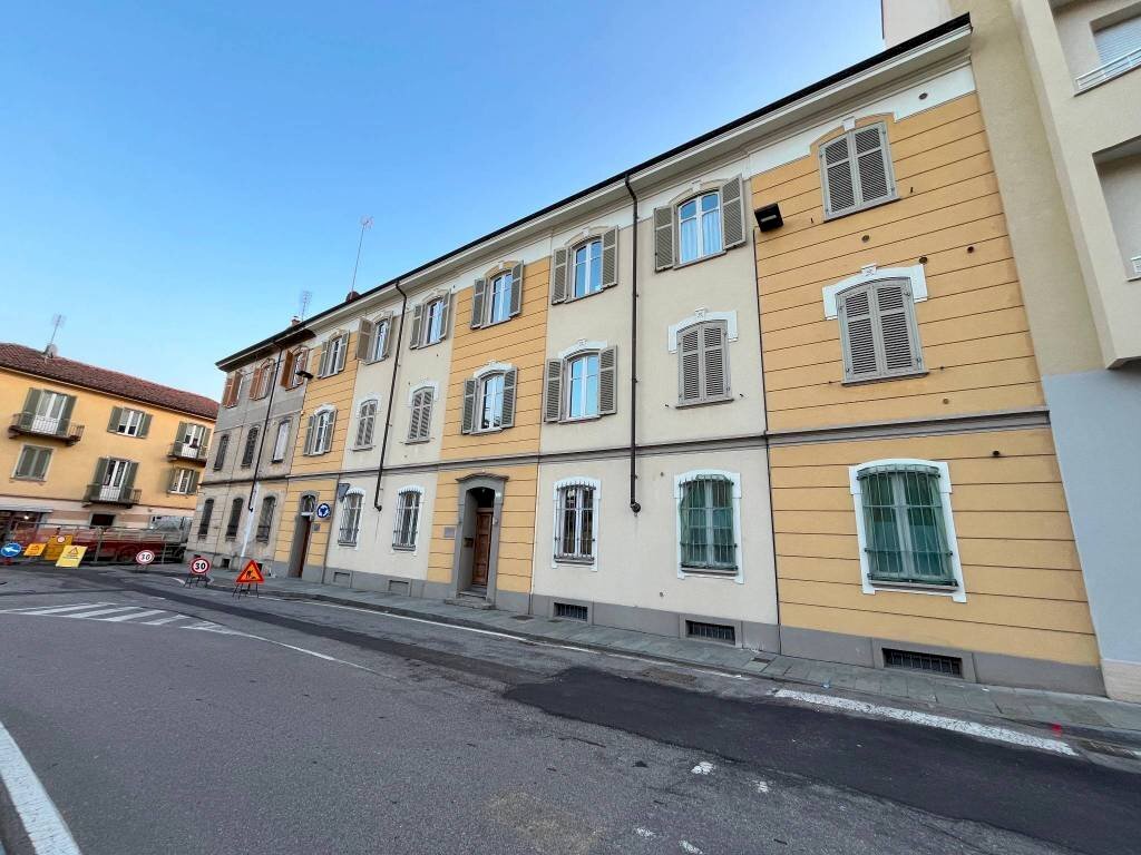 Facciata - Bilocale piazza Silvio Pellico, 22, Chieri - foto 1