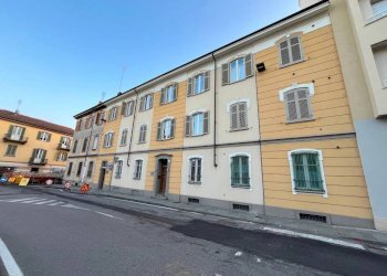 Facciata - Bilocale piazza Silvio Pellico, 22, Chieri - foto 1