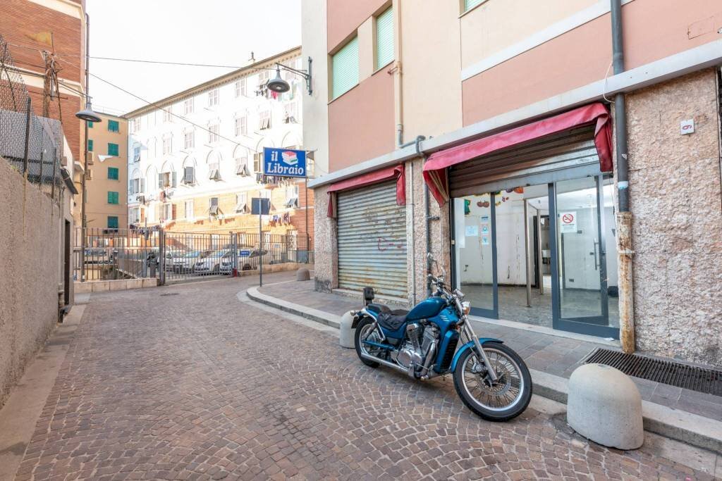 Vetrina - Negozio via Tomaso Ponsello, 2r, Genova (zona Bolzaneto) - foto 3