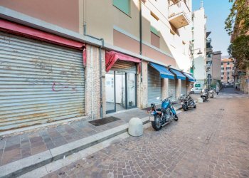 Vetrina - Negozio via Tomaso Ponsello, 2r, Genova (zona Bolzaneto) - foto 24