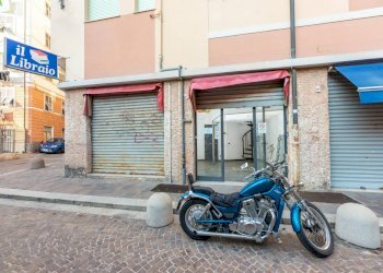 Vetrina - Negozio via Tomaso Ponsello, 2r, Genova (zona Bolzaneto) - foto 25