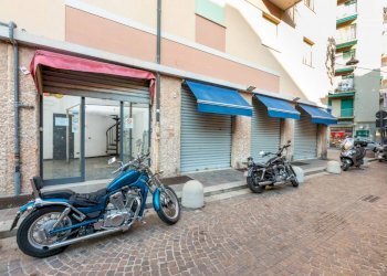 Vetrina - Negozio via Tomaso Ponsello, 2r, Genova (zona Bolzaneto) - foto 26