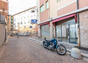 Vetrina - Negozio via Tomaso Ponsello, 2r, Genova (zona Bolzaneto) - foto 3