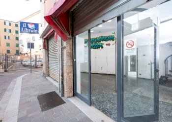 Vetrina - Negozio via Tomaso Ponsello, 2r, Genova (zona Bolzaneto) - foto 1