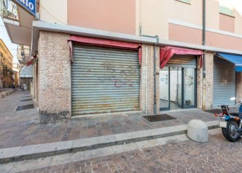 Vetrina - Shop via Tomaso Ponsello, 2r, Genova (neighborhood Bolzaneto) - photo 3