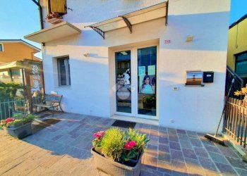 Commercial Activity via roma, Tavullia - photo 1