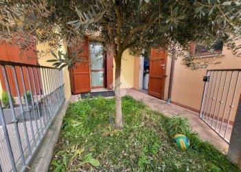 Villa a Schiera Largo delle Nazioni, Russi - foto 1