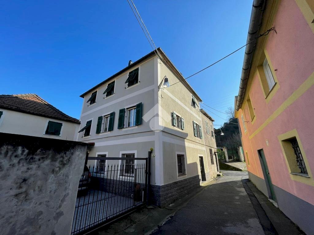 Villa a Schiera via cremeno, Genova (zona Bolzaneto) - foto 1
