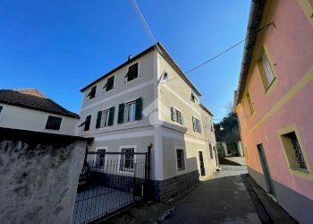 Villa a Schiera via cremeno, Genova (zona Bolzaneto) - foto 1
