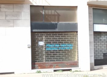 Facciata - Negozio via San Sebastiano, 77, Parabiago - foto 3