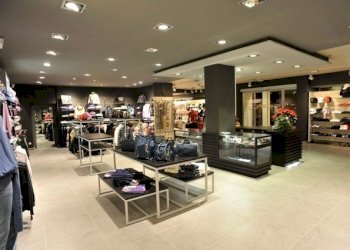 _AND3754.jpg - Locale Commerciale buia, Lucca - foto 1