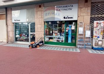 Shop Via di Santa Chiara, 10R-12R 
 Carignano, Genova (neighborhood Carignano) - photo 1
