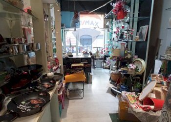 Shop Via di Santa Chiara, 10R-12R 
 Carignano, Genova (neighborhood Carignano) - photo 3