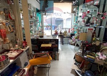 Shop Via di Santa Chiara, 10R-12R 
 Carignano, Genova (neighborhood Carignano) - photo 5