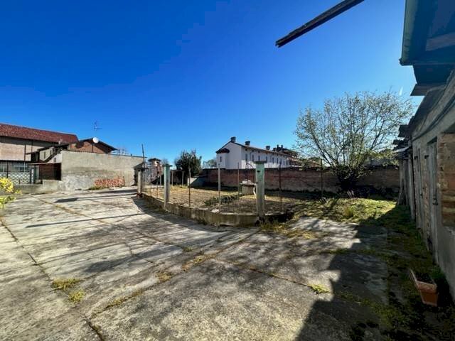 cortile - Casa indipendente via Monte Grappa, 11, Oviglio - foto 3