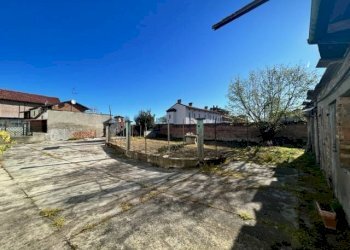 cortile - Casa indipendente via Monte Grappa, 11, Oviglio - foto 3