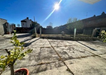 cortile/giardino - Casa indipendente via Monte Grappa, 11, Oviglio - foto 4