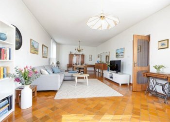 Salone - Villa piazza 4 Novembre, 8, Bastia Mondovì - foto 1