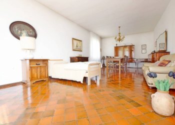 Salone - Villa piazza 4 Novembre, 8, Bastia Mondovì - foto 2