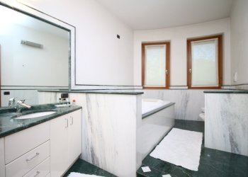 Interni villa - Bagno en suite - Villa Inverigo - foto 18