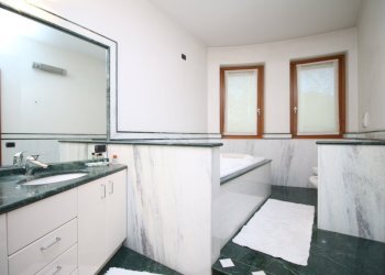 Interni villa - Bagno en suite - Villa Inverigo - photo 17