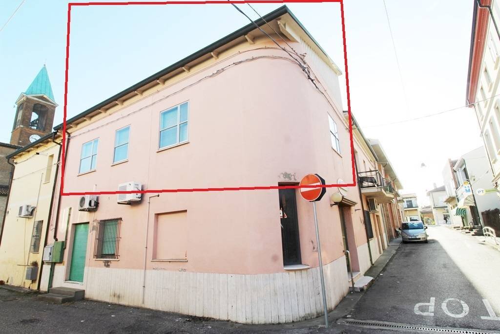 Portion of a house Argenta - photo 2