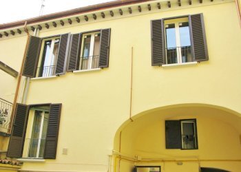 www.la-commerciale.com - Rif. COM051 - Bilocale Via Castiglione 51, Bologna (zona Centro Storico) - foto 2