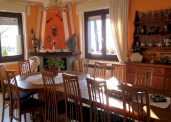 sala pranzo con camino - Villa via Grigioni, 9, Castione Andevenno - foto 5