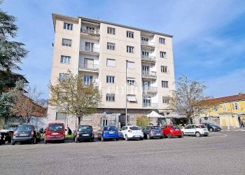 Appartamento piazza Vittorio Veneto, 6, Casale Monferrato - foto 1