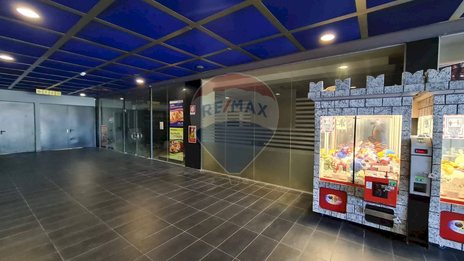 Locale Commerciale Via G. Leopardi, Montano Lucino - foto 3