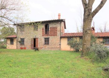 Colonica ristrutturata immersa nel verde (15).JPG - Casale Via Fonda 11, Capannori - foto 2