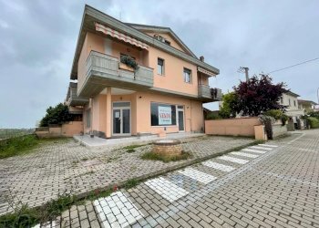 Negozio VIA DELLA CONA, Città Sant'Angelo - foto 1