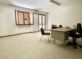 IMG_3329 2.jpg - Ufficio Montignoso - foto 7