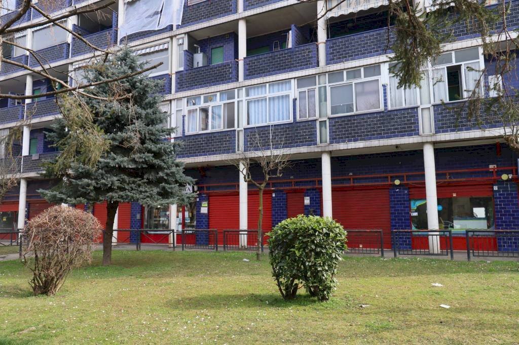Facciata - Negozio via Celeste Negarville, 29, Torino (zona Mirafiori Sud) - foto 1