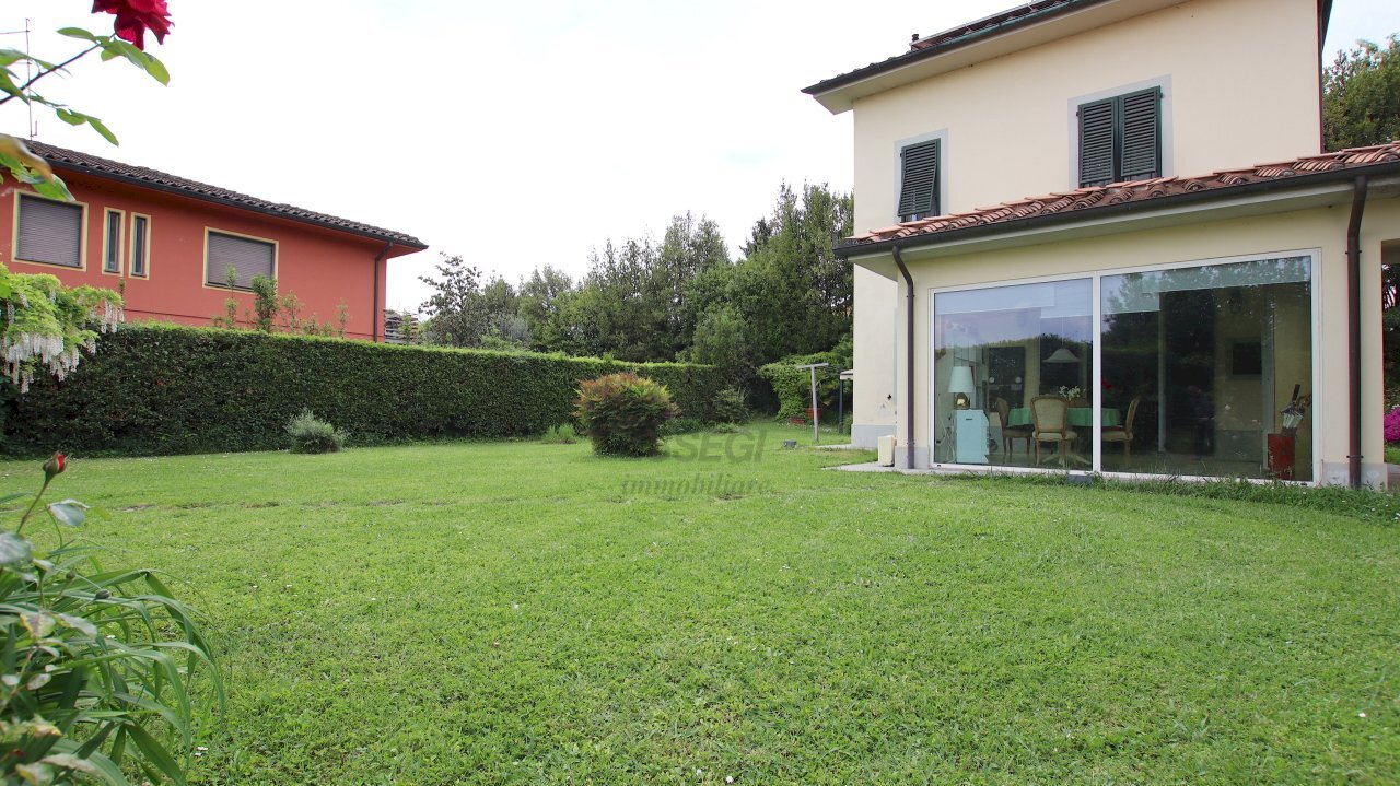 vendesi villetta indipendente con giardino privato - Villa Via dei Berti, Lucca - foto 2