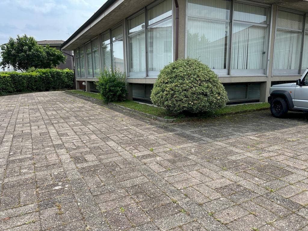 Shop via Vincenzo Bellini, Albese con Cassano - photo 1