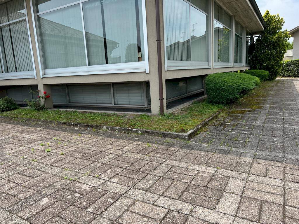 Shop via Vincenzo Bellini, Albese con Cassano - photo 2