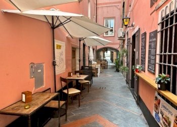 PUB LOANO  (18).jpg - Pub - Enoteca - Wine Bar Via Rosa Raimondi, Loano - foto 3