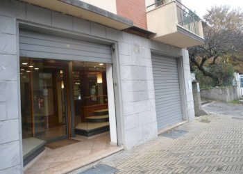 Facciata - Negozio via Toscana, 93, Bologna (zona Savena) - foto 2