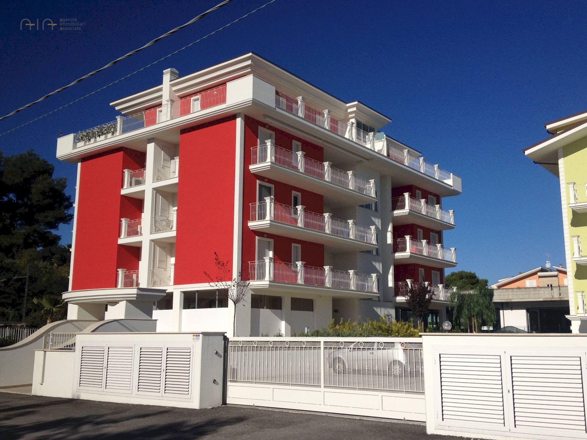 Locale Commerciale Via C. battisti, Martinsicuro - foto 1