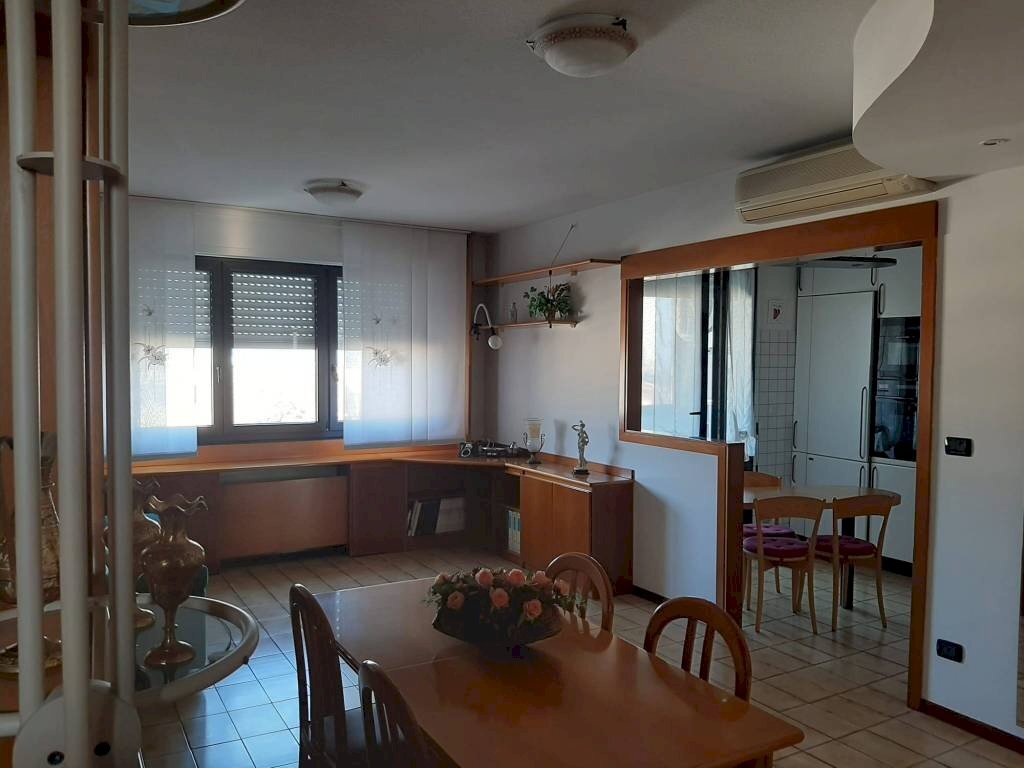 soggiorno - Appartamento via dei Giardini, 15, Bologna (zona Corticella) - foto 2