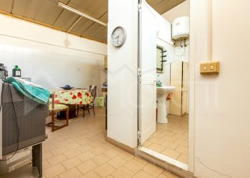 spogliatoio piano primo - capannone 1 - Commercial Premises Viale Padre Nicola Magri, Livorno - photo 30