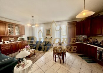 Zona giorno con cucina - Appartamento Via Arturo Reschigna 2/B, Maccagno con Pino e Veddasca - foto 10