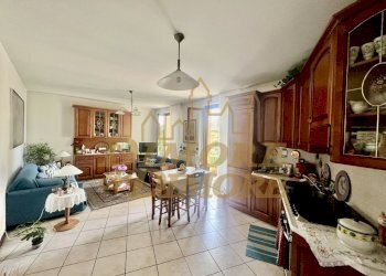 Zona giorno con cucina - Appartamento Via Arturo Reschigna 2/B, Maccagno con Pino e Veddasca - foto 11