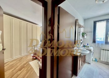 Sala da bagno e camera matrimoniale - Appartamento Via Arturo Reschigna 2/B, Maccagno con Pino e Veddasca - foto 14