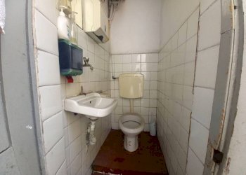 bagno nel cortile - Negozio via Foligno, 45, Torino - foto 14
