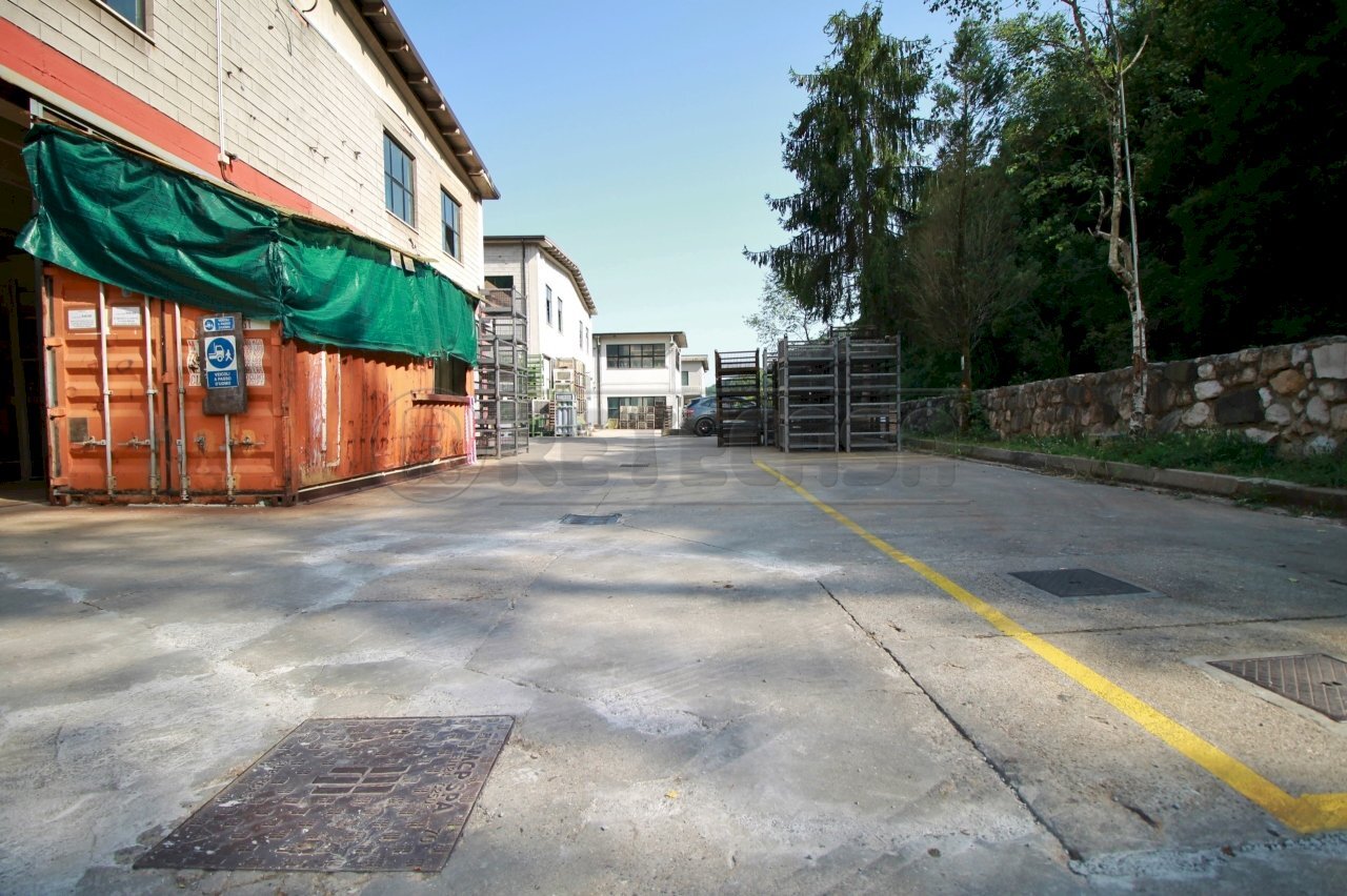 cortile laboratorio seminterrato - Commercial Premises Via Valletta 1, Crespadoro - photo 3