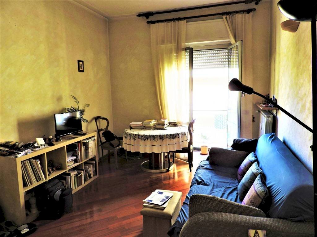Soggiorno - Trilocale via Matteo Vinzoni 5, Genova (zona Sampierdarena) - foto 2